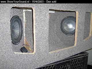showyoursound.nl - Dodge this - den esti - im000010.jpg - Dit is nog de oude situatie van mijn kist, ondertussen overtrokken met blauw leer, met plexi raampjes en nieuwe amp en condo...